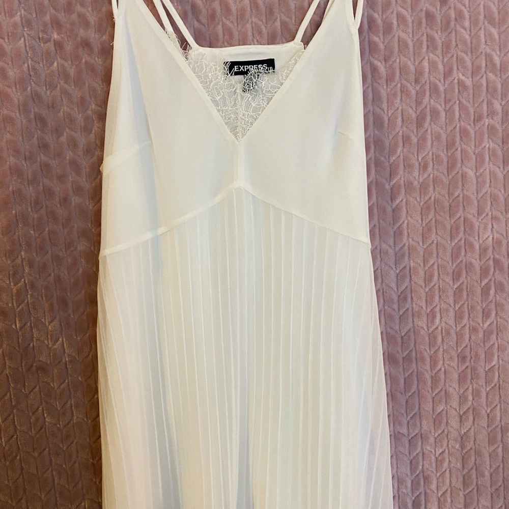 Express pleated white cami size smal. Never worn.